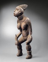 BANGWA (Cameroun). Statue lefem à l’effigie d’une princesse. Bois et pigments. Collectée en 1897-1898 par Gustav Conrau puis rapportée en Europe en 1899. Anciennes collections du Museum für Völkerkunde de Berlin (avant 1926), d’Arthur Speyer, de Charles Ratton, d’Helena Rubinstein et de Harry A. Franklin © Archives Musée Dapper – Photo Hughes Dubois