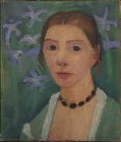 Paula Modersohn-Becker (1876-1907) Autoportrait sur fond vert avec des iris bleus Vers 1905, détrempe sur toile, 40,7 x 34,5 cm Kunsthalle Bremen-Der Kunstverein in Bremen, Brême © Paula-Modersohn-Becker-Stiftung, Brême