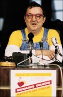 Coluche, le 20 février 1986, au Parlement européen (c) Dominique Gutekunst / GAMMA RAPHO