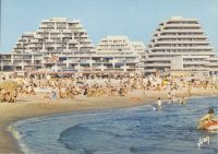 L’été à la Grande Motte, photographie par Pierre Riby, architecture par Jean Balladur. Carte postale Yvon. ©dr © Adagp, Paris, 2016