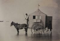 Cabine de bains hippomobile, Arcachon, (Gironde, France). Photographie d’Alphonse Terpereau, 1864. © Archives Municipales d’Arcachon–Reproduction: Jean-Christophe Lauchas