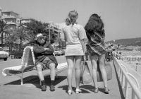 Un homme retraité fixe des jeunes femmes en mini jupes, Nice le 13 juillet 1969 © AFP / Getty Images, Staaf