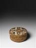Boîte ronde en écorce de bouleau, couvercle à décor géométrique brodé de piquants de porc-épic - (c) musée du quai Branly, photo: Patrick Gries / Bruno Descoings