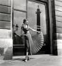 Modèle de Schiaparelli, place Vendôme, Paris, 1949, Collection musée Carnavalet - (c) Association Willy Maywald/ADAGP