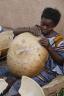 Jeune fille kule réparant une calebasse. Les fibres végétales sont remplacées par de la matière plastique. Bamako, mars 2007 - (c) musée du quai Branly, photo Laurent Schneiter/E-media