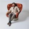 Portrait de Joe Colombo assis dans un fauteuil Elda (conçu en 1963), 1967