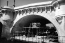 Troisième arche du Pont Neuf terminée, avec l'équipe de restauration, 1997 (c) Photo: Ben Mittman