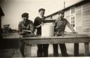 Chaïm Kac, artisan ébéniste, dans l'atelier du camp avec l'un des deux bateaux qu'il offira à chacune de ses filles. Beaune-la-Rolande, 18 mai 1942 (c) Kac et Mélikian