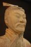 Sous-officier sans armure (agrandissement). Terre cuite. 196 cm. Dynastie Qin (221-209 avant notre ère). Exhumé en 1979 de la fosse n°1. Musée de l'Armée en terre cuite de Qin Shihuangdi