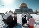 Il a neigé cet hiver en Palestine. Des femmes jouent dans la neige sur l'esplanade de la mosquée du Dôme du Rocher (c) Rula Halawani
