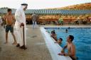 Un homme âgé plaisante avec un baigneur de la piscine publique du village de Kubar (c) Rula Halawani