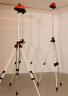 Jonathan Monk, Father Son Shoulder Piece, 2007. 3 niveaux de laser avec tripodes. Dimensions variables. Edition unique. Courtesy Lisson Gallery, London, and Dvir Gallery, Tel Aviv