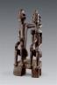 Dogon, Mali. Statue dege dyinge représentant le couple de jumeaux primordiaux. Bois, métal et pigments. Musée Dapper, Paris (c) Musée Dapper, Paris / Photo Hughes Dubois