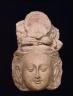 Tête monumentale de Bodhisattva. Sculpture, terre. Paris, musée Guimet (c) RMN / DR