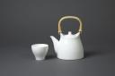 Théière et tasse à thé en procelaine blanche par Sori Yanagi et Ueda Toseki (c) Yanagi Design Institute %%