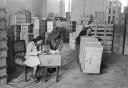 L'empilage des caisses spoliées dans le séquestre du Louvre. Anonyme. 31 mars 1943? Tirage moderne à partir d'un tirage ancien numérisé. Coblence, Bundesarchiv