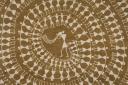Jivya Soma Mashe. Tarpa, danseurs autour d'un musicien, 1981/82. Gouache ocre, bouse de vache sur toile. New Delhi, National Handicrafts & Hanlooms Museum (c) Photo Aditya Arya