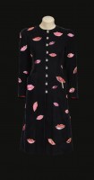 Manteau du soir long, motif «lèvres». Collection haute couture printemps-été 1971. Photo Sophie Carre © Fondation Pierre Bergé - Yves Saint Laurent
