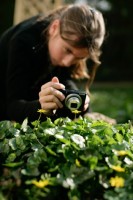 Observatrice SPIPOLL (Suivi Photographique des Insectes Pollinisateurs) (c) Lisa Garnier