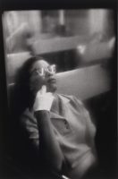 LOUIS STETTNER Femme au gant blanc De la série « Penn Station », New York, États-Unis 1958 Collection Centre Pompidou, Musée national d’art moderne, Paris ©Centre Pompidou/Dist. RMN-GP ©Louis Stettner