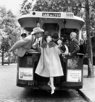 Audrey Hepburn, Mel Ferrer et Buster Keaton dans «Paris Pursuit» pour Harper’s Bazaar, Paris, 9 août 1959 Photographie Richard Avedon © The Richard Avedon Foundation