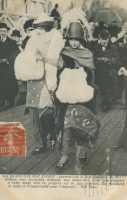 La question est posée : portera-t-on la jupe-pantalon en 1911 ? Carte postale. Collection particulière